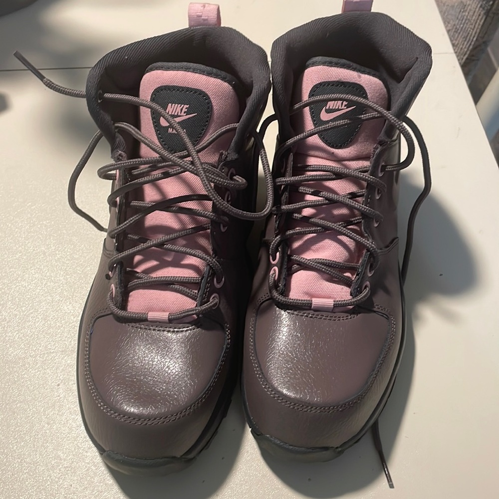 BRAND NEW Nike Manoa Boots boys 6/women’s 8